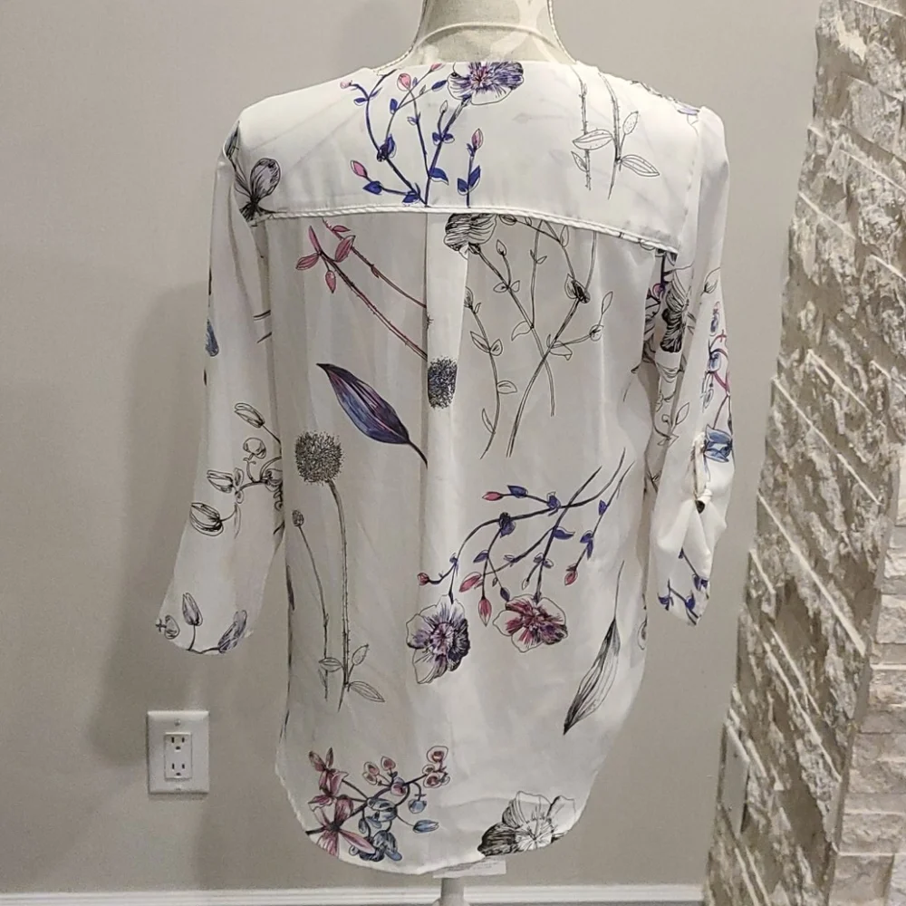 Dynamite semi-sheer floral blouse - Picture 2 of 8